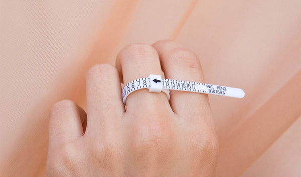 Determine your ring size with the AURONIA ring sizer