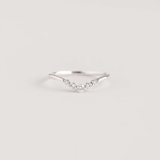 Close-up of a Graduated Diamond V Ring White Gold - Liora with five graduated diamonds on a delicate band