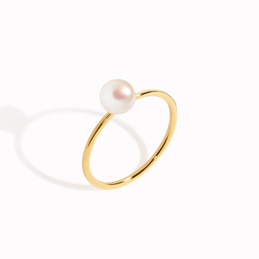 Gold ring with a freshwater pearl