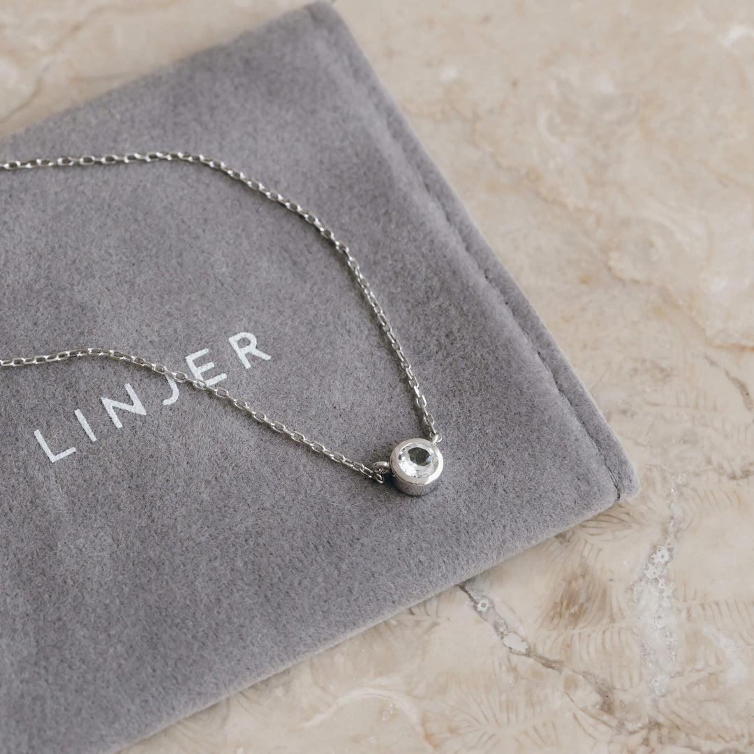 Layer necklace with white gemstone in silver