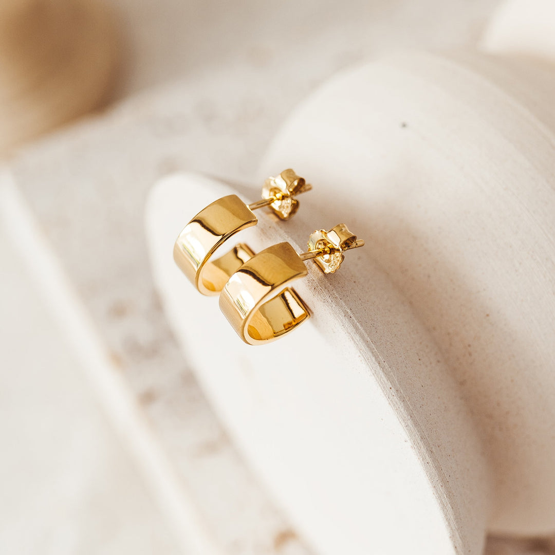 C-hoops earrings with a butterfly back in gold vermeil