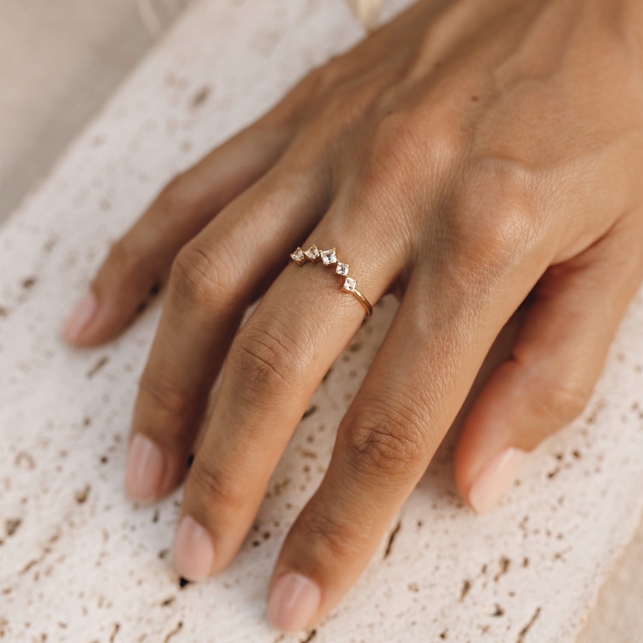 アクセサリー [Adlin Hue] 732 White Topaz/Hariri Ring aurora-ring-gold-hand-1_4480x.