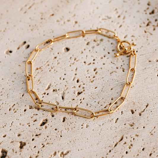 Paperclip chain bracelet in gold vermeil with toggle closure