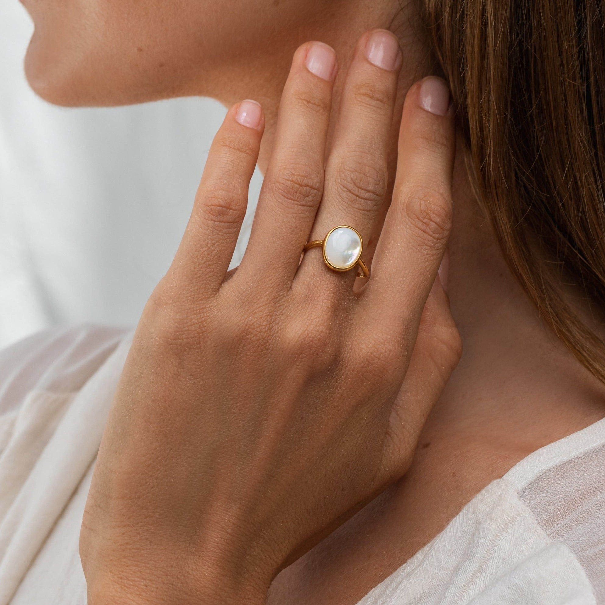 Gold vermeil ring with mother of pearl stone 